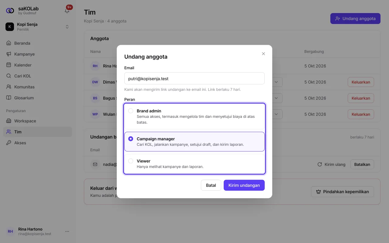 Dialog Undang anggota dengan email dan pilihan peran